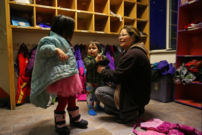 Amanda Guillemette, com dois de seus filhos, diz ter sido ajudada pela escola pública para dar a volta por cima depois que se tornou uma sem-teto. Área de camping na Península de Kenai abandonada durante a primeira nevada | Nicole Bengiveno/The New York Times