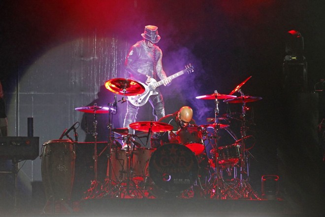 O guitarrista Richard Fortus |