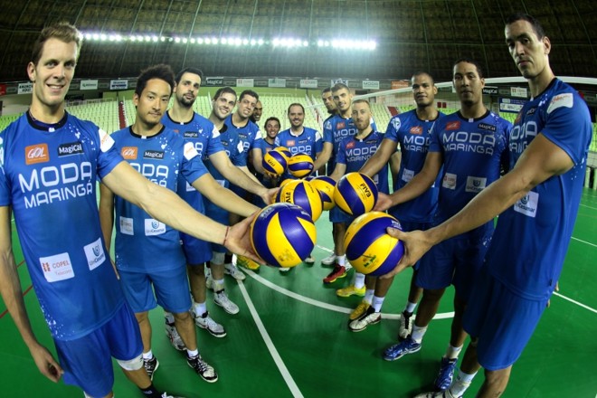 Equipe reunida com o empresário-jogador Ricardinho ao centro. Disputa decisiva com o Sada Cruzeiro começa hoje em Minas Gerais | Ivan Amorin/Gazeta do Povo