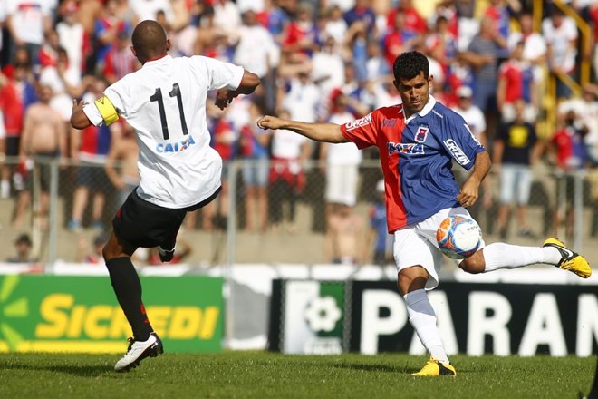 Fernando Gabriel leva perigo ao gol do Atlético |