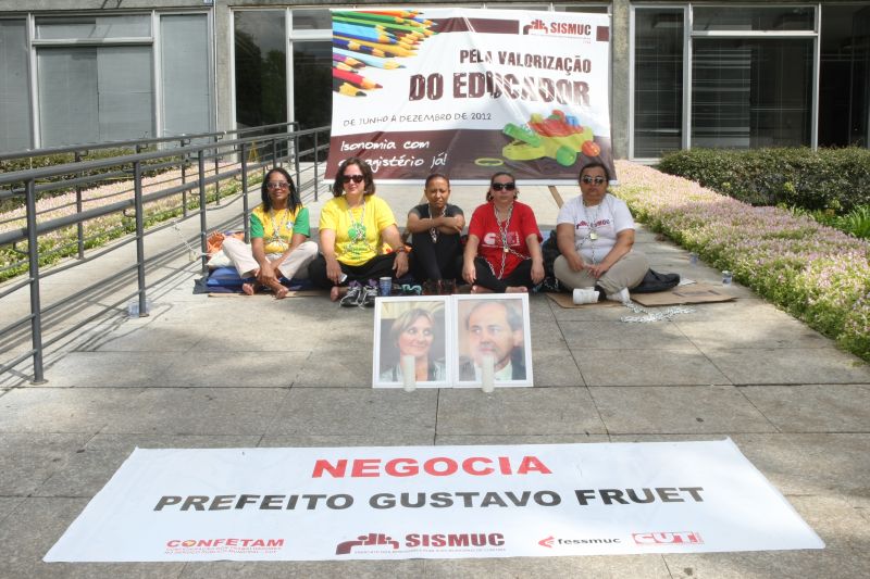 As educadoras iniciaram uma greve de fome desde as 21h30 desta sexta para cobrar uma reunião com o prefeito Gustavo Fruet | Aniele Nascimento / Agência de Notícias Gazeta do Povo