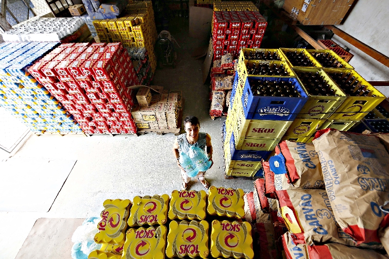 Dono de uma distribuidora de bebidas em Matinhos, Gustavo Alferes vendeu 10 mil fardos de garrafa de água nesta temporada. Na anterior foram 3,6 mil | Jonathan Campos/ Gazeta do Povo