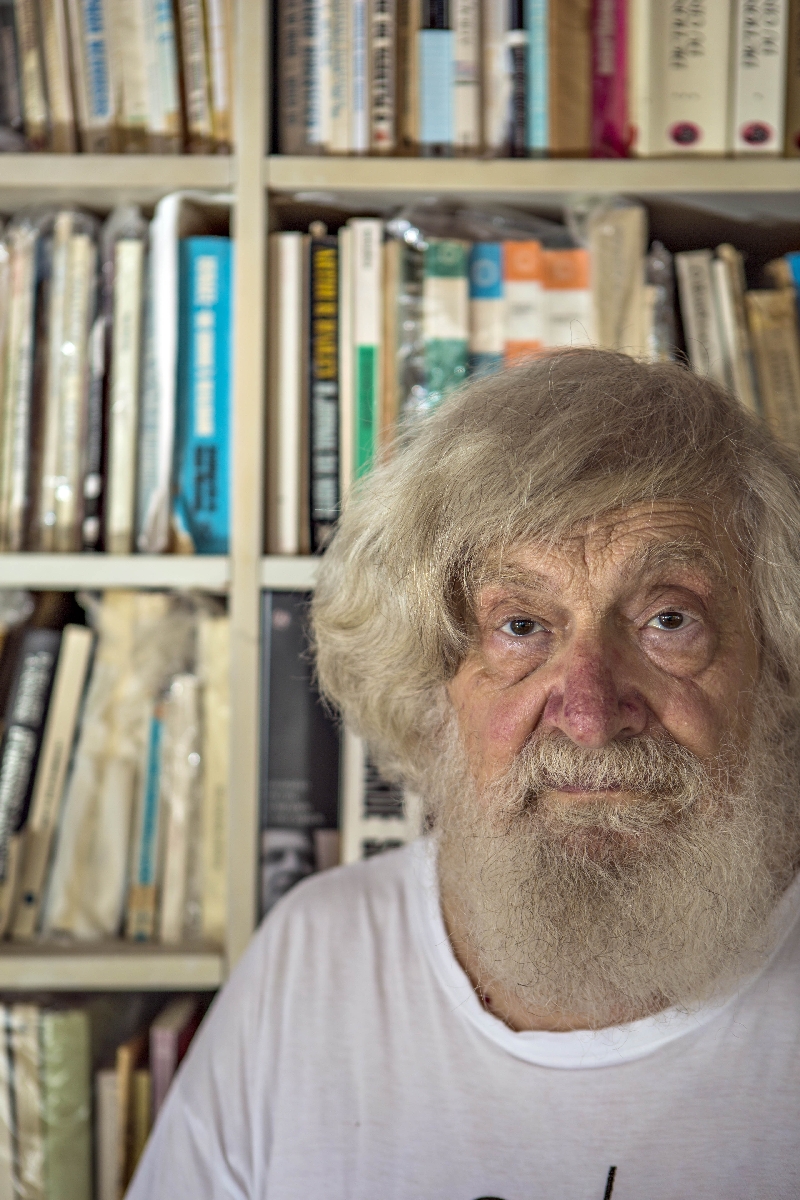 Juca em sua biblioteca: manter sobrevivendo os neurônios sobreviventes | Marcelo Andrade/Gazeta do Povo