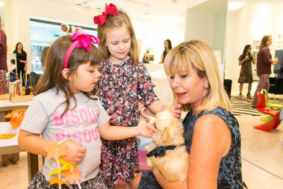 As pequenas Lara Reis (à esq.) e Nicole Martins de Oliveira se encantaram com Bartholomeu, no colo da médica Suely Brofman, no lançamento da coleção Inverno da linha Mixed Kids no Shopping Crystal | Naideron Jr.