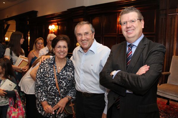 Foi bem prestigiada a palestra seguida de bate-papo que o jornalista e escritor Laurentino Gomes deu nesta terça-feira no Graciosa Country Club no Encontro com a Palavra, realizado em parceria pelo clube, a UniBrasil e Solar do Rosário. Na foto, Laurentino com a marchande Regina Casillo e o presidente da UniBrasil, Clèmerson Merlin Clève | Lucas Lopes