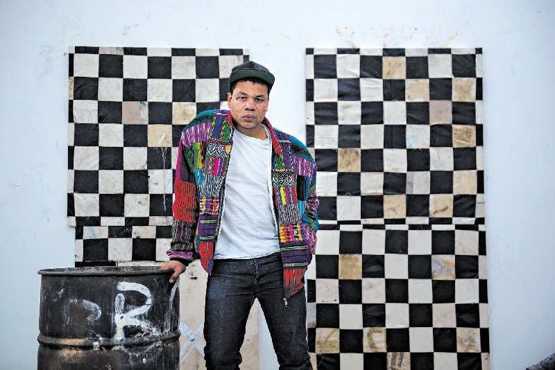 Oscar Murillo no seu ateliê na zona leste de Londres; seu quadro Sem Título (burrito) foi vendido por US$ 322.870 | Andrew Testa para the new york times; abaixo, ChristieS