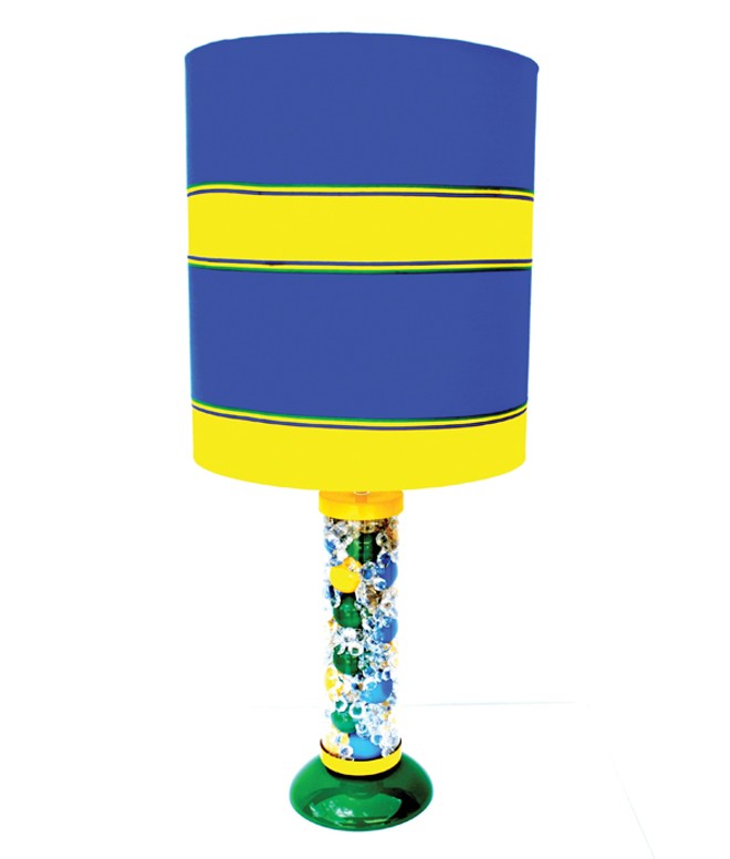 Abajur da Grey House Iluminação com cúpula em tecido, mescla bolas coloridas e pedras de cristal. Preço sugerido: R$ 930 |