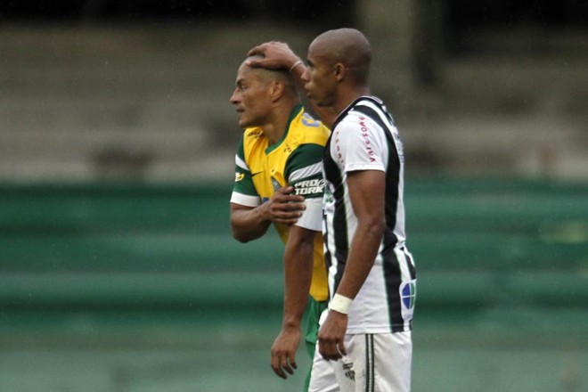 Alex é consolado por jogador do Maringá após desclassificação do Coritiba |