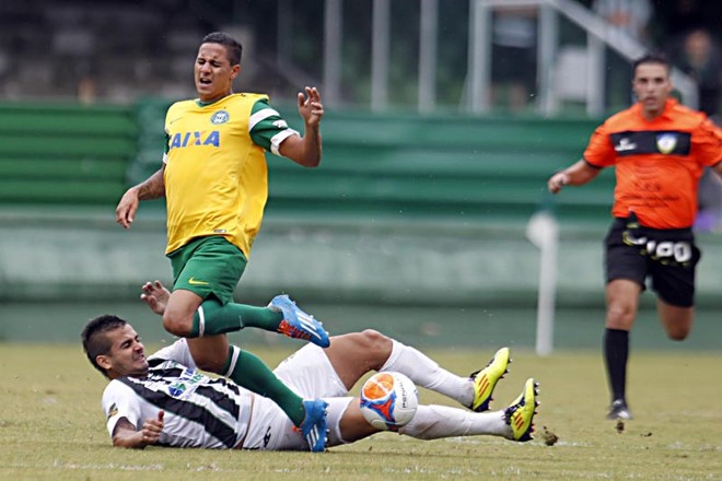 Atacante Roni, do Coritiba, tenta se livrar da marcação do Maringá |