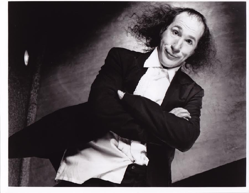 O comediante Derek Scott aposta na participação do público, devido ao clima de festival | Divulgação