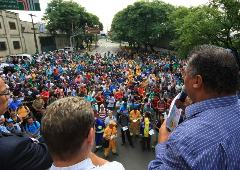 Sem acordo com a Cavo, garis paralisaram as atividades | Aniele Nascimento/ Gazeta do Povo