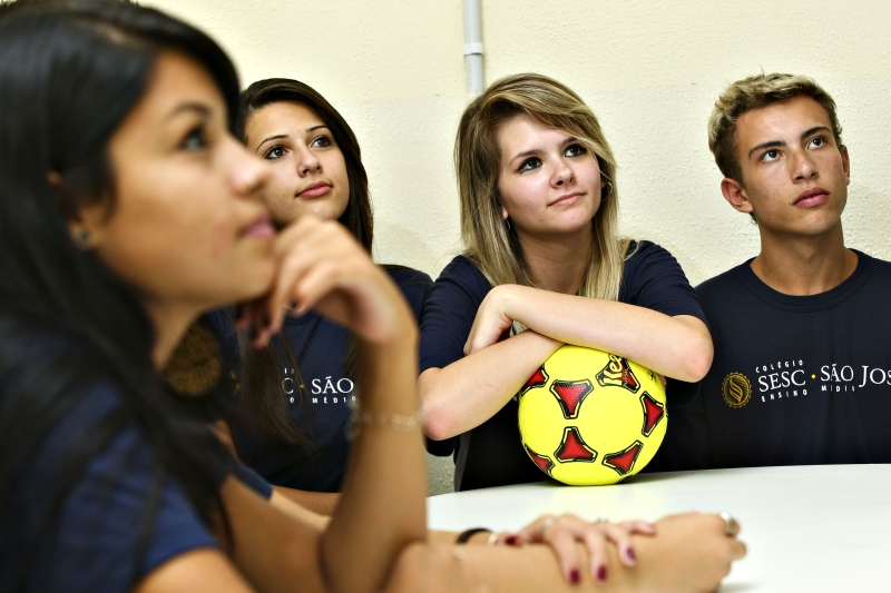 Os alunos do professor de História André Moreira, do Colégio Sesc-São José, discutirão a falta de consenso do megaevento | André Rodrigues/Gazeta do Povo