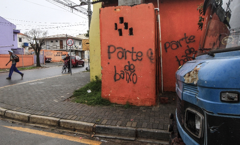 Muro pichado na Rua Manoel Martins de Abreu demarca território na Vila das Torres. Depois de armistício de 2011, guerra do tráfico acua moradores mais uma vez | Daniel Castellano/Gazeta do Povo
