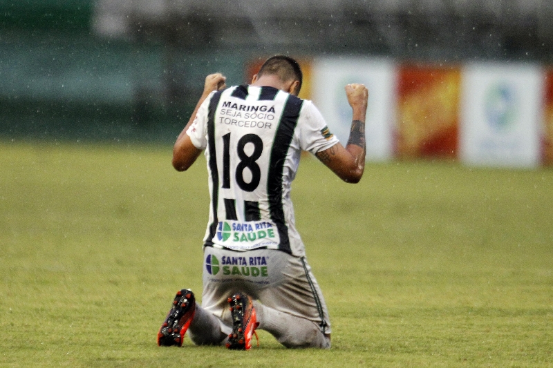 Fábio Martins comemora a classificação do Maringá em pleno Couto Pereira | Albari Rosa/ Gazeta do Povo