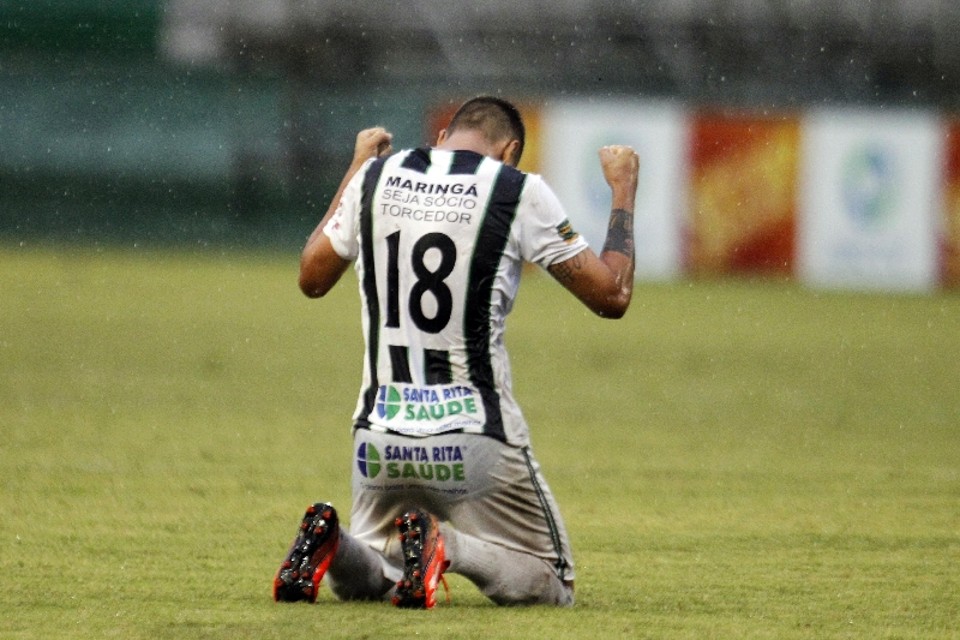 Fábio Martins comemora a classificação do Maringá em pleno Couto Pereira | Albari Rosa/ Gazeta do Povo
