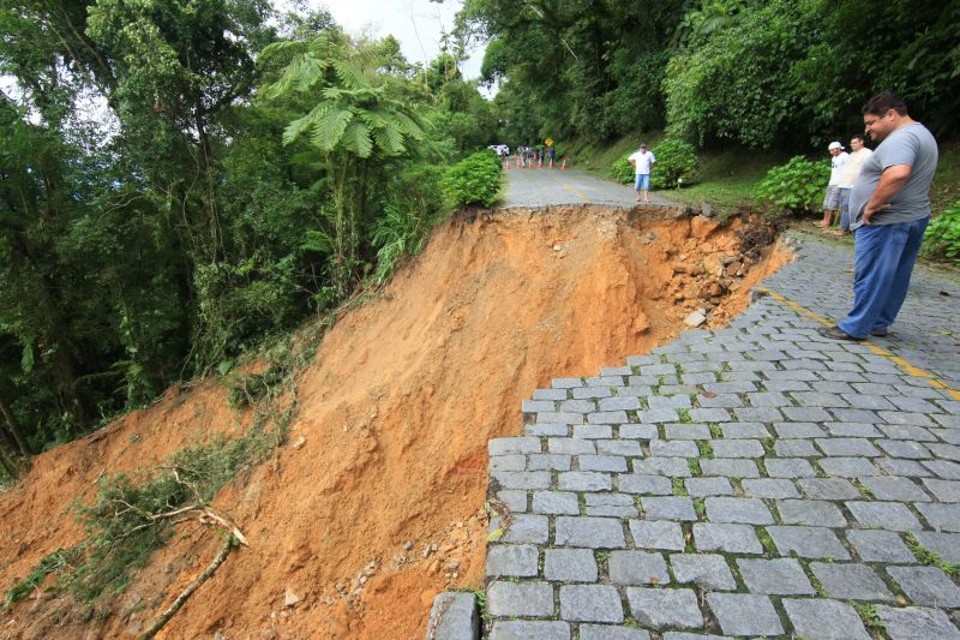O DER informou que a reconstrução da passagem de veículos pode durar mais de trinta dias na Estrada da Graciosa após o deslizamento que interditou a via | Aniele Nascimento / Agência de Notícias Gazeta do Povo
