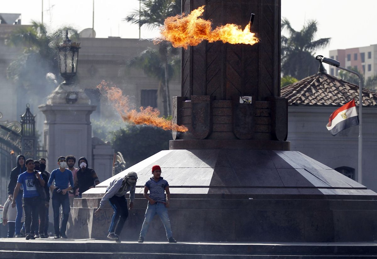 Vários universitários participaram dos protestos ao lado da Faculdade de Direito do Cairo | REUTERS/Amr Abdallah Dalsh