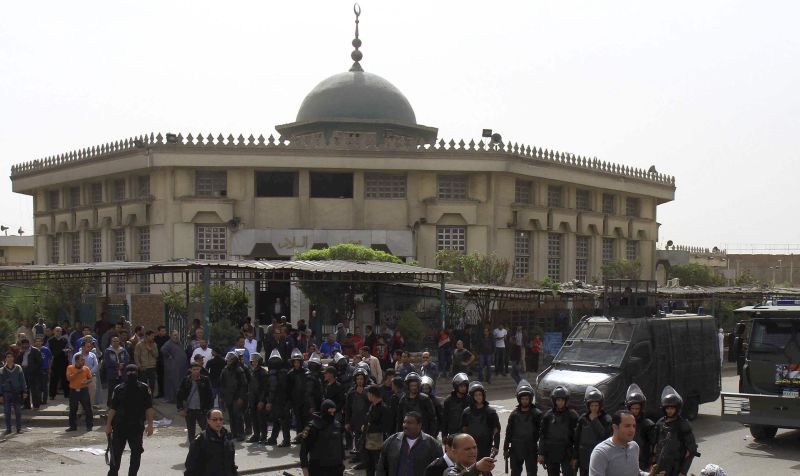 Policiais cercam mesquita no Cairo nesta sexta-feira | REUTERS/Al Youm Al Saabi Newspaper