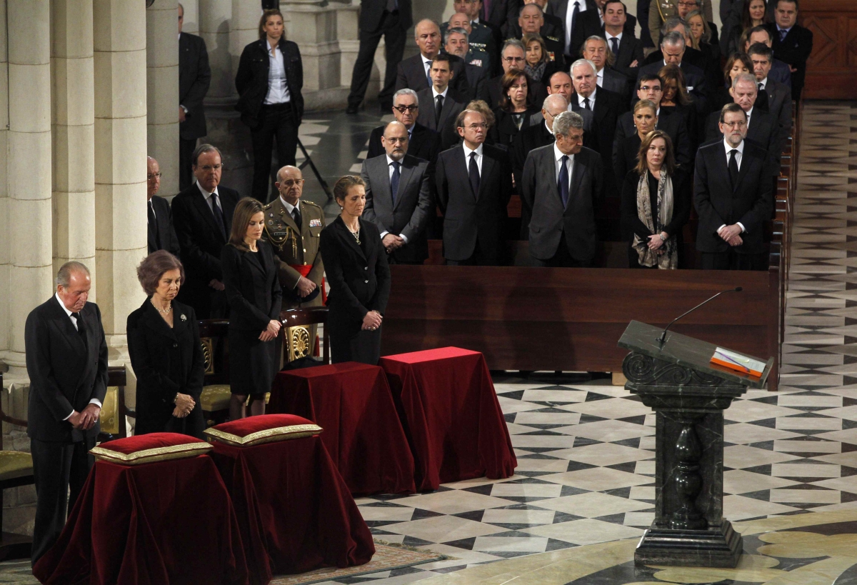 Família real espanhola (à esq.) participa da cerimônia de homenagem aos mortos no atentado | Reuters/J. J. Guilln/Compartilhamento