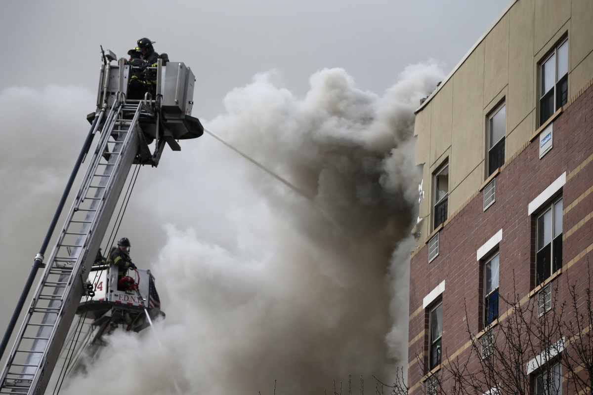 Bombeiros combatem o fogo que derivou da explosão nos prédios do bairro nova-iorquino | Reuters/Shannon Stapleton