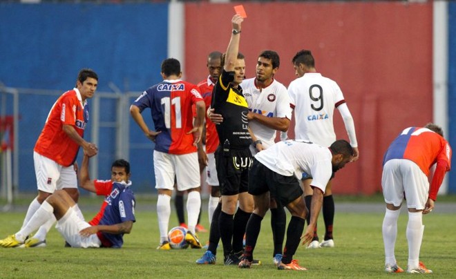Atleticano Otávio foi expulso no final da partida e não poderá enfrentar o Londrina no primeiro jogo das semifinais | 