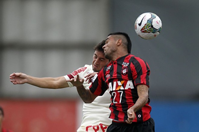 Mirabaje disputa jogada pelo alto no gramado da Vila |