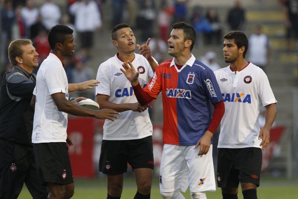 Jogadores do Paraná e do Atlético discutiram após a vitória atleticana na Vila | Daniel Castellano / Gazeta do Povo