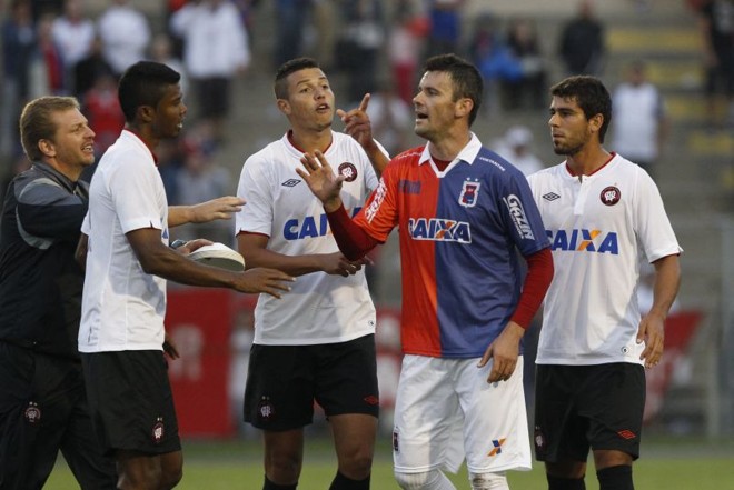 Jogadores do Paraná e do Atlético discutiram após a vitória atleticana na Vila | 