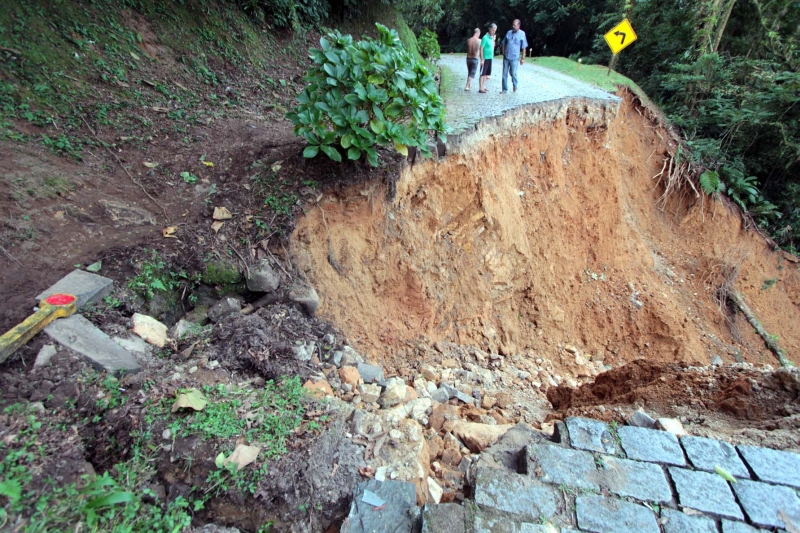 Trecho da Estrada da Graciosa que desmoronou com a chuva no último dia 13. Para o DER, ponte é a melhor alternativa | Jorge Woll/DER