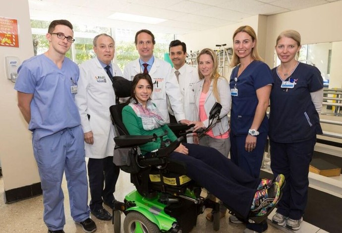 Lais Souza ao lado de equipe médica no Jackson Memorial Hospital, nos Estados Unidos | Divulgação / COB