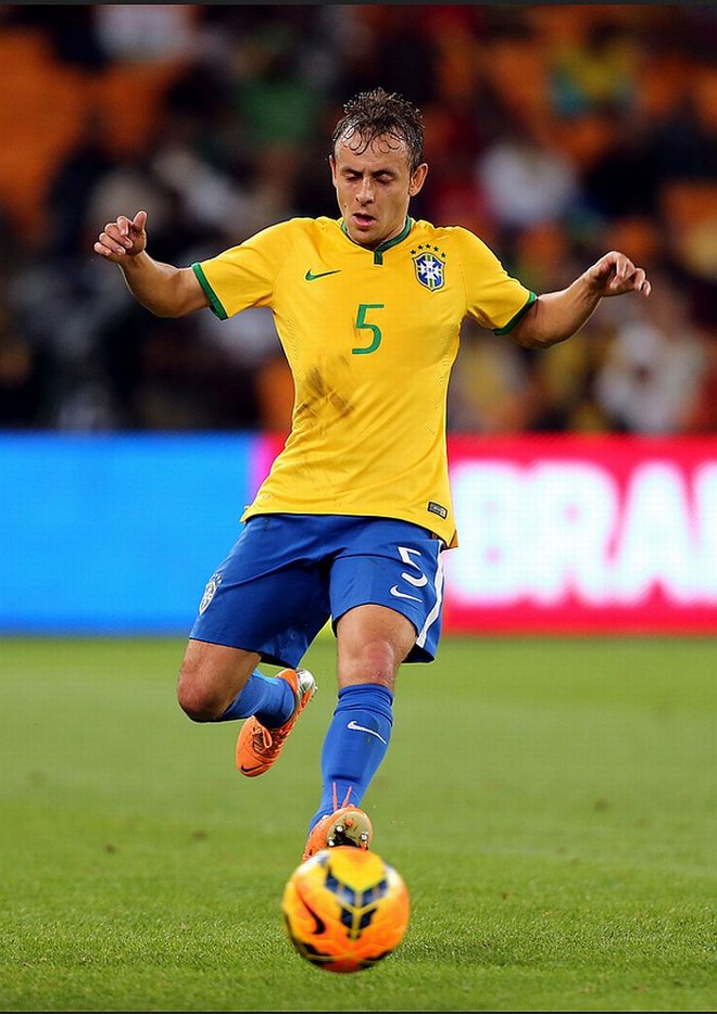 Rafinha no primeiro tempo da vitória sobre a África do Sul, quando o Brasil jogou de amarelo | 