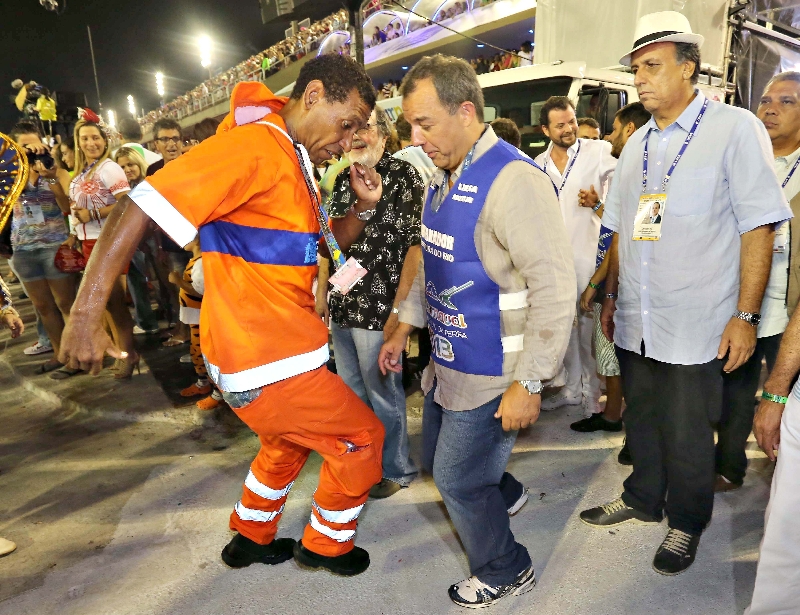 Cabral sambou na Sapucaí, cantou, bebeu e distribuiu beijos a todos, inclusive um na orelha do prefeito do Rio de Janeiro | Carlos Magno