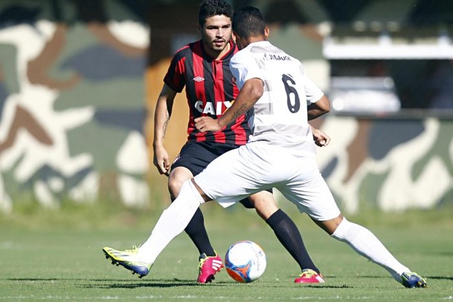 Atleticano Zezinho na marcação do J.Malucelli |