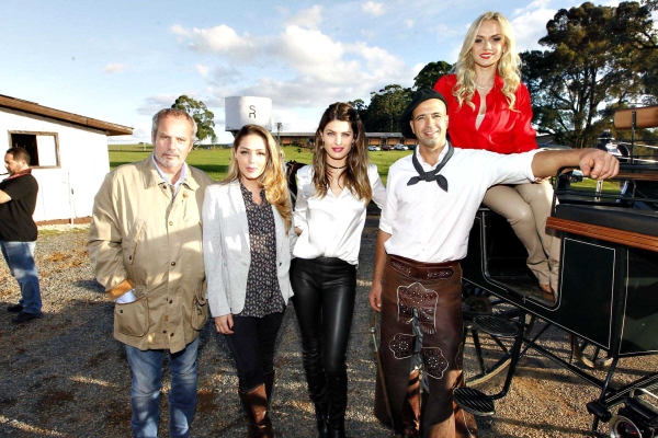 No leilão da Cabanha São Rafael, os casais Jayme Monjardim e Tânia Mara e Mariano Lemanski e Bibba Pacheco ladeiam Isabeli Fontana, que mais uma vez se encantou com a beleza do lugar | Antônio More/Gazeta do Povo