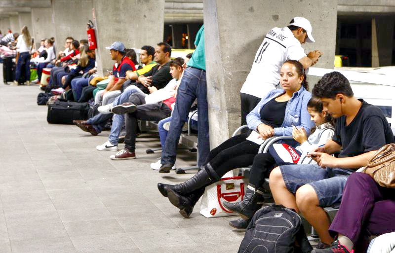 Rodoviária de Curitiba lotou de passageiros ontem à noite | Hugo Harada/Gazeta do Povo