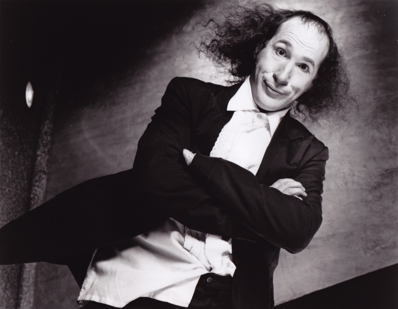 O britânico Derek Scott, curador da mostra, atua como beat boxer, bailarino, baterista, palhaço, mágico e outros personagens em seu show | Divulgação