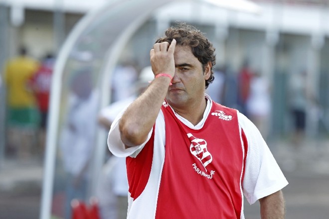 À torcida: Em meio à revelação dos problemas salariais do clube, além do péssimo relacionamento do elenco com o presidente Vilson Ribeiro de Andrade, o Coritiba tenta convencer a torcida que o mal estar não entra em campo. Time e diretoria dizem que assunto está superado. Pior para o Rio Branco do técnico Netinho (foto) | Antonio More/ Gazeta do Povo