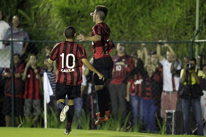 Nathan salta para a comemoração de seu gol, o de empate do Atlético |