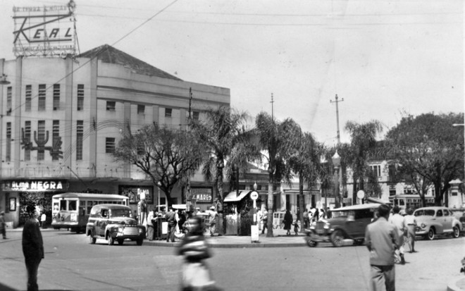 A Praça Zacarias sofreu inúmeras transformações durante mais de um século. Na fotografia de 1948, ainda com o Cine Luz | Acervo Cid Destefani