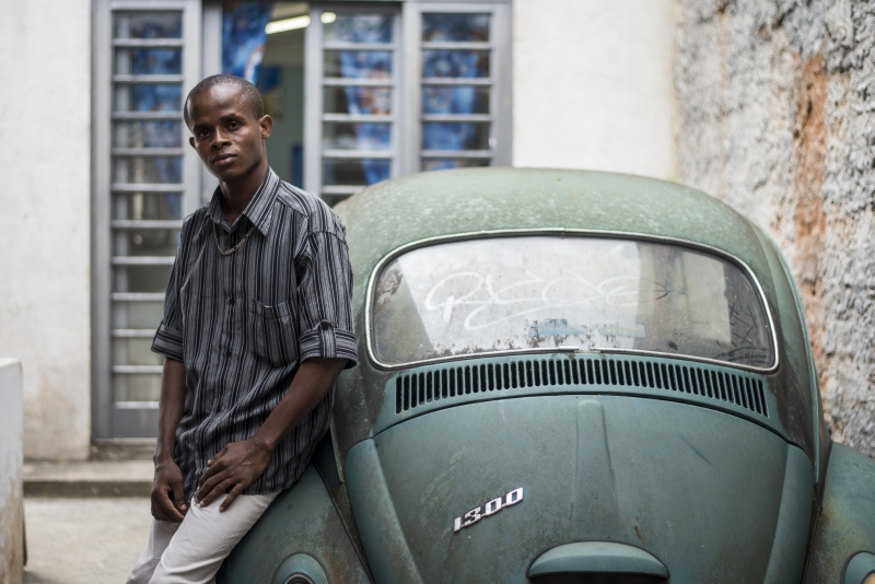 O haitiano Stanley Joseph, na casa onde vive na região do Prado Velho: racismo e golpe na agência de empregos | Henry Milleo/Gazeta do Povo