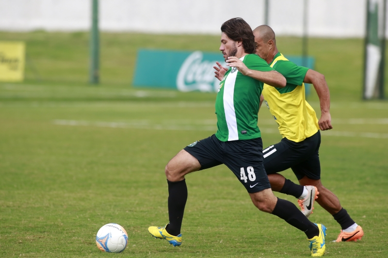 Germano ganha lance durante treino realizado no CT da Graciosa | Ciciro Back/ Tribuna