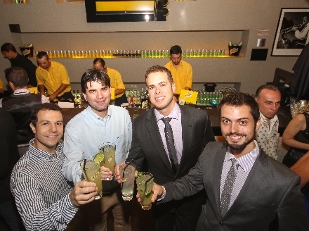 Marcelo Bozzini, Rafael Prandini (ambos à esq.), da Coca-Cola Brasil, Henrique Domenico, coordenador de marcas da Coca-Cola FEMSA, e Guilherme Mendes (último à dir.), da Rede Slaviero Hotéis, brindam na inauguração do Schweppes Full Jazz Slaviero Bar, que teve show do ator e cantor Daniel Boaventura | Marco Aurélio Garcia