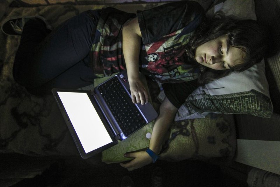 Depois que passou por avaliação médica, Ana Carolina de Bona, 14 anos, teve o uso de computador e celular limitado para dormir melhor | Daniel Castellano/ Gazeta do Povo