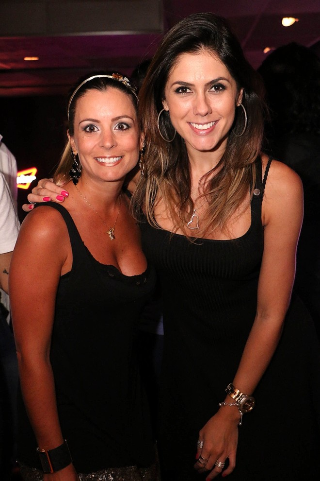 A comediante Luana Rolf (à dir.), integrante do grupo Tesão Piá, e Maria Victória Porucini no show RocknRoll Celebration, com Zé Rodrigo, na última sexta-feira no bar Santa Marta |