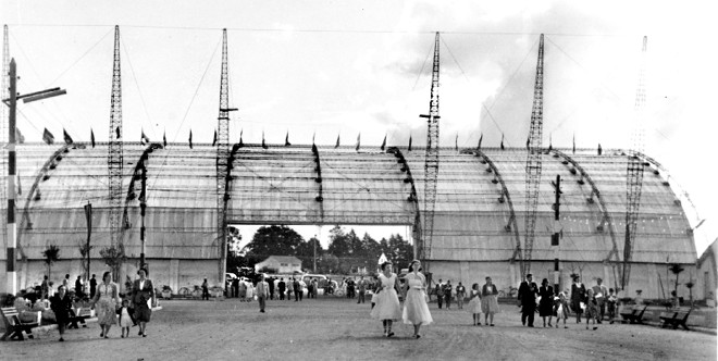 Na festividade do Centenário do Paraná, vemos o pátio da mostra montada no Tarumã. Hoje no local estão o Colégio Militar e a Sociedade Hípica. A exposição funcionou até março de 1954 | 