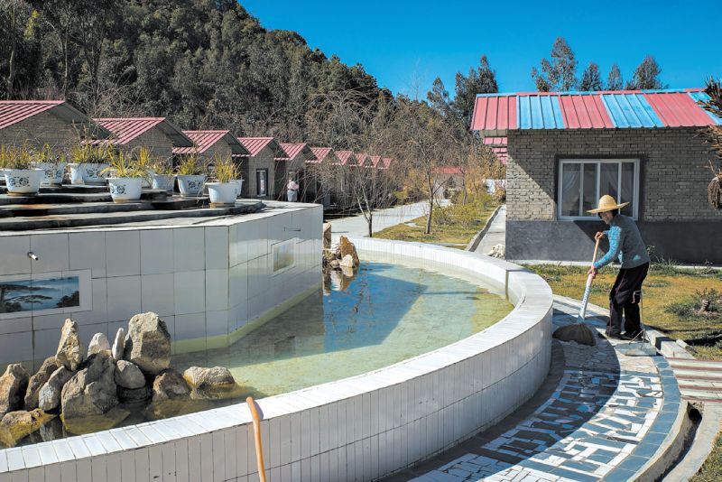 Comunidade Novo Oásis irritou autoridades de Yunnan; meses de sabotagem do governo destruíram o suprimento de água e eletricidade e fizeram muitos moradores partirem | Gilles Sabrie para The New York Times