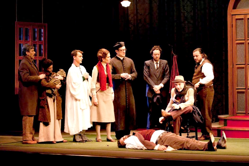 Peça coloca 12 atores em cena, número maior do que o costumeiro | Divulgação