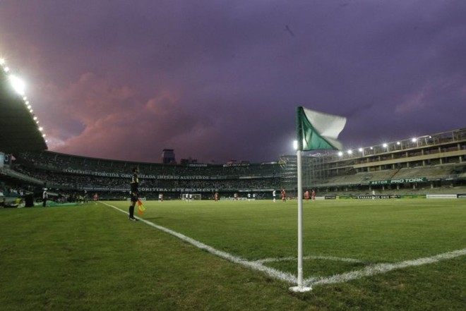 Partida começou ao cair da noite em Curitiba |