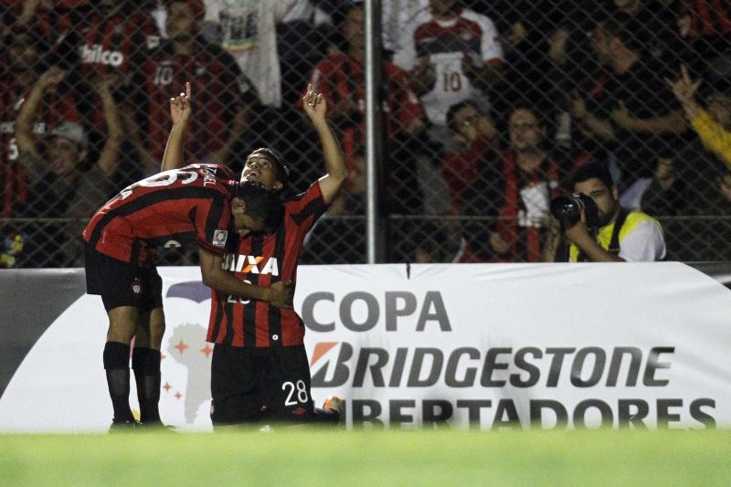 Felipe é abraçado por Natanael após fazer o segundo gol atleticano | Albari Rosa / Gazeta do Povo