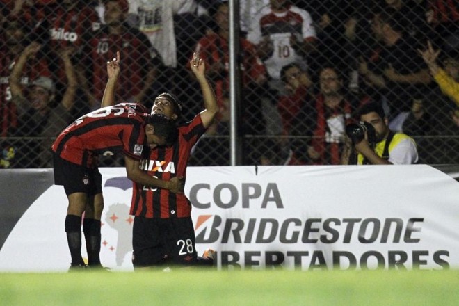 Felipe é abraçado por Natanael após fazer o segundo gol atleticano |